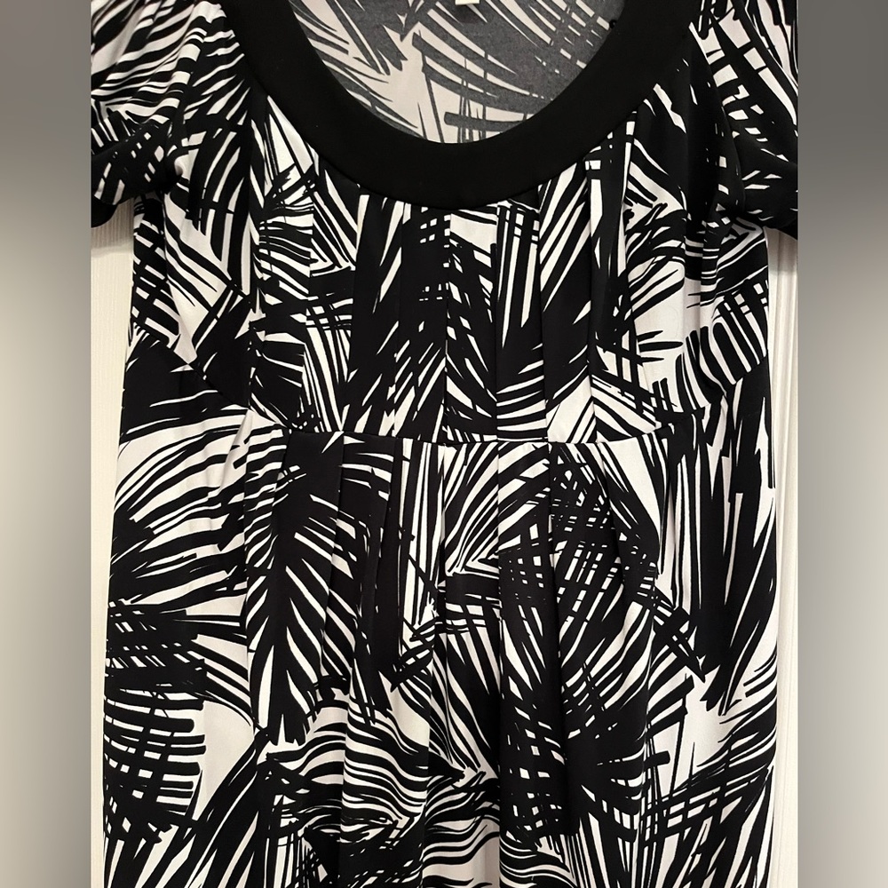 Black and white short sleeved dress